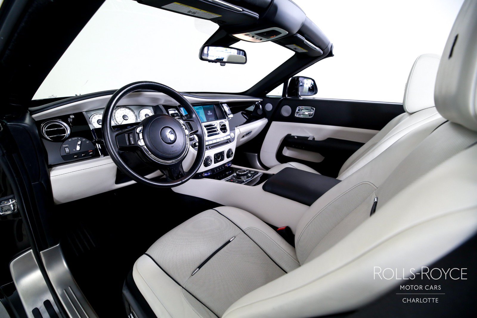 Used 2017 Rolls-Royce Dawn RWD image 4