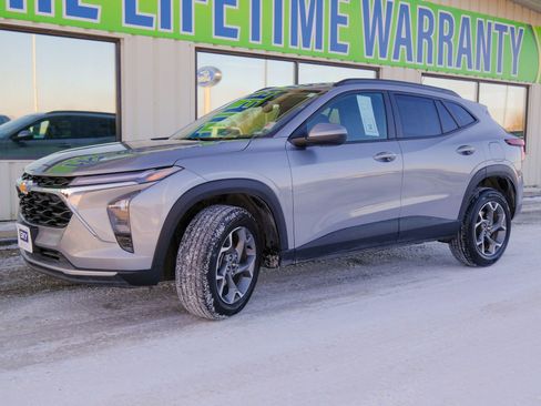Used 2025 Chevrolet Trax LT image 2
