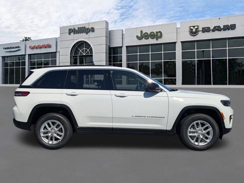 New 2026 Jeep Grand Cherokee Laredo 4x4 image 2