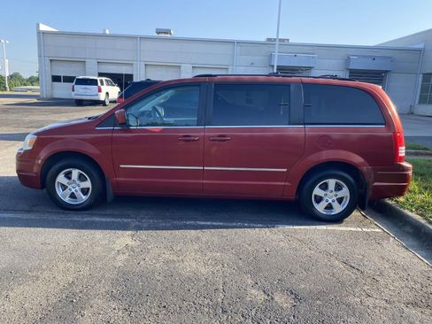Used 2009 Chrysler Town & Country Touring FWD image 5