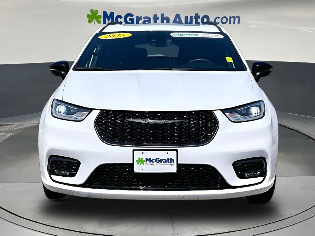 Used 2025 Chrysler Pacifica Limited FWD image 2