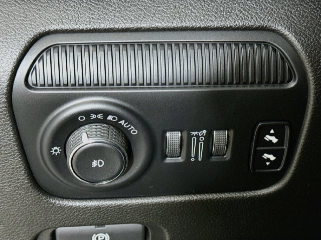 Used 2023 Jeep Grand Wagoneer L 4WD image 10