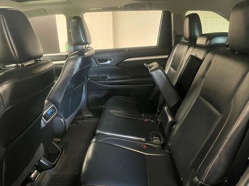 Used 2016 Toyota Highlander XLE AWD/4WD image 12