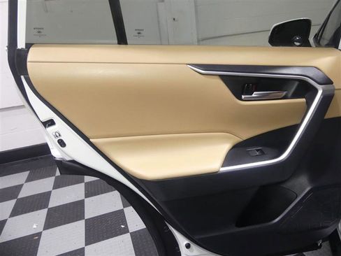 Used 2019 Toyota RAV4 XLE Premium image 25