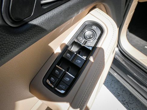 Used 2025 Porsche Macan AWD/4WD image 15