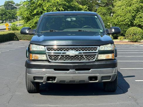 Used 2005 Chevrolet Silverado 2500 LS w/ Heavy-Duty Power Package AWD/4WD image 3