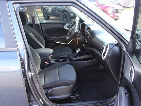 Used 2022 Kia Soul LX w/ Technology Package image 6