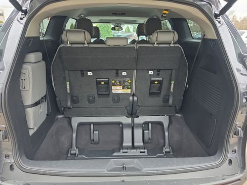 Used 2025 Toyota Sienna XLE image 37