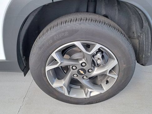 Used 2025 Chevrolet Trax LT FWD image 31