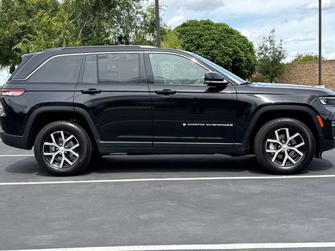 Used 2024 Jeep Grand Cherokee Limited AWD/4WD image 10
