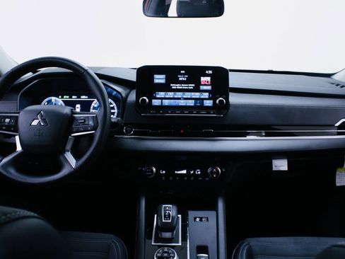 Used 2023 Mitsubishi Outlander SE image 18