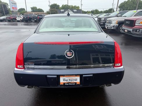 Used 2009 Cadillac DTS w/ Trunk Convenience Package FWD image 4