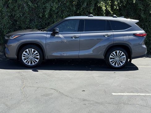 Used 2023 Toyota Highlander Platinum FWD image 6
