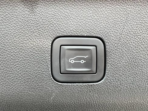 Used 2025 GMC Yukon XL Denali AWD/4WD image 43