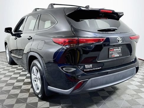 Used 2021 Toyota Highlander LE AWD/4WD image 5