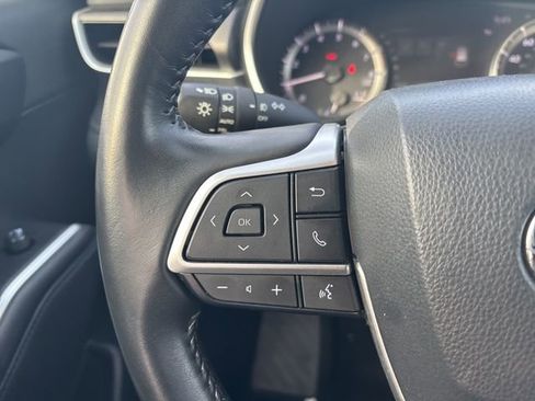 Certified 2024 Toyota Highlander XLE image 28