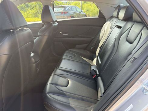 Certified 2025 Hyundai Elantra Limited FWD image 9