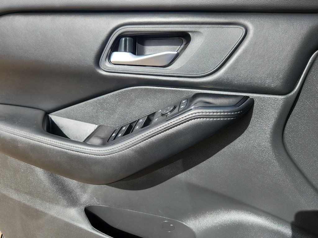 Used 2025 Nissan Rogue SV AWD/4WD image 8