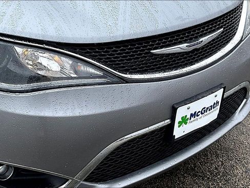 Used 2020 Chrysler Pacifica Touring-L image 32