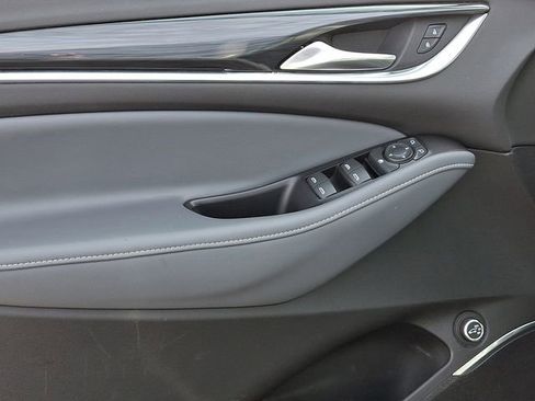 Used 2020 Buick Enclave Essence w/ LPO, Touring Package image 17