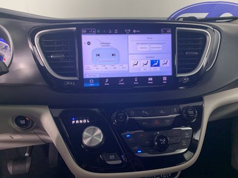 Used 2023 Chrysler Pacifica Touring-L image 26