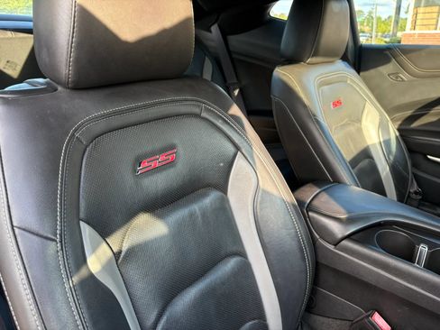 Used 2017 Chevrolet Camaro SS RWD image 5