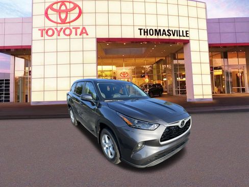 New 2024 Toyota Highlander FWD image 3