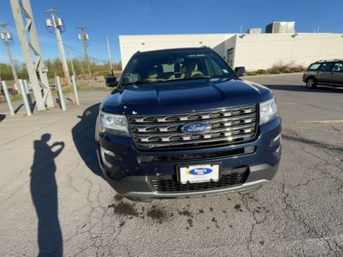 Used 2017 Ford Explorer XLT w/ Equipment Group 202A AWD/4WD image 3