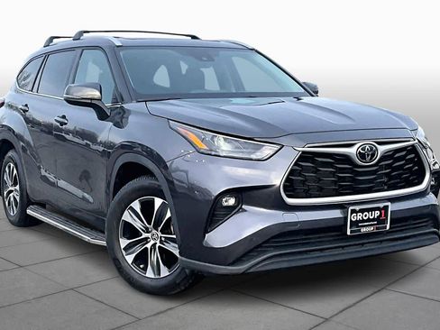 Used 2022 Toyota Highlander XLE image 3