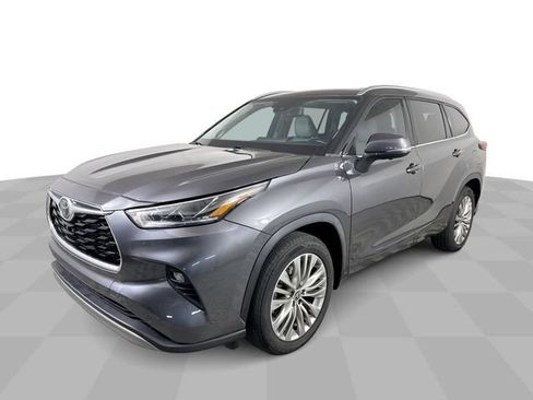 Used 2023 Toyota Highlander Platinum FWD image 4