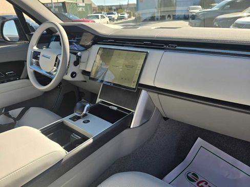 Used 2025 Land Rover Range Rover SV image 12