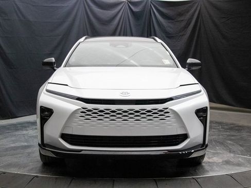 Used 2025 Toyota Crown Signia image 4