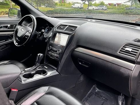 Used 2019 Ford Explorer XLT w/ Equipment Group 202A AWD/4WD image 12