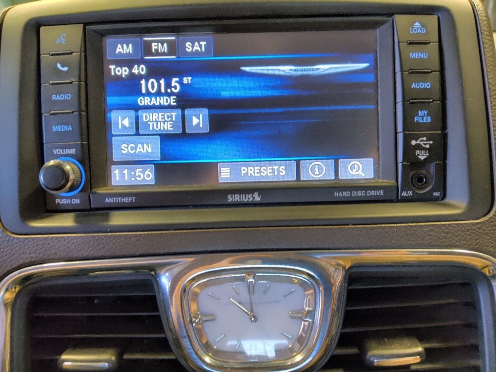 Used 2016 Chrysler Town & Country Touring FWD image 25