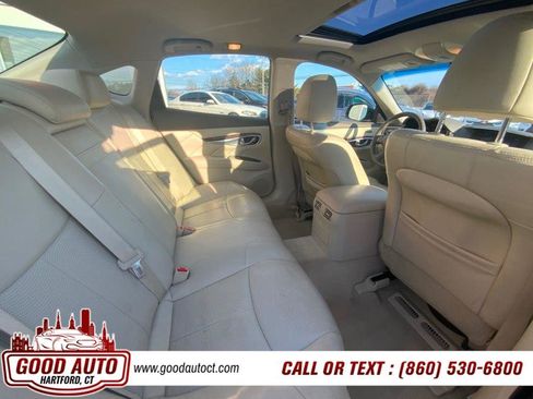 Used 2017 INFINITI Q70 5.6 image 9