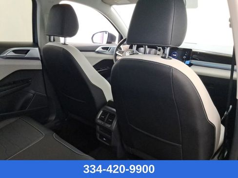 Used 2025 Volkswagen Taos SE w/ Panoramic Sunroof Package image 22