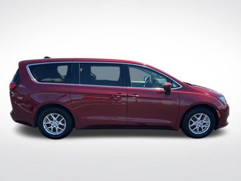 Used 2023 Chrysler Voyager LX FWD image 6