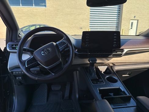 Used 2022 Toyota Sienna Platinum image 9