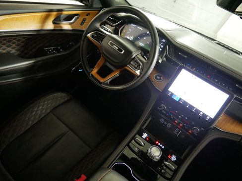 Used 2024 Jeep Grand Cherokee Summit AWD/4WD image 9