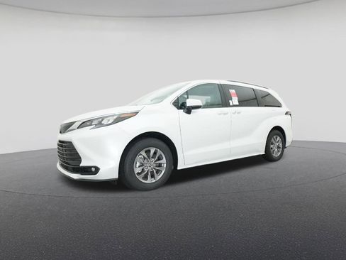 New 2026 Toyota Sienna XLE image 17