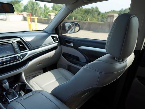 Used 2015 Toyota Highlander XLE FWD image 40