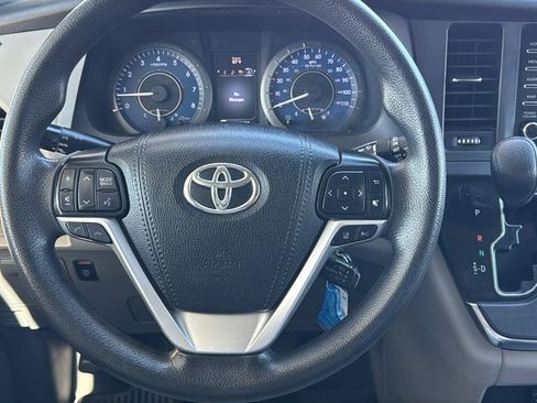 Used 2019 Toyota Sienna LE w/ Carpet Mat Package FWD image 10