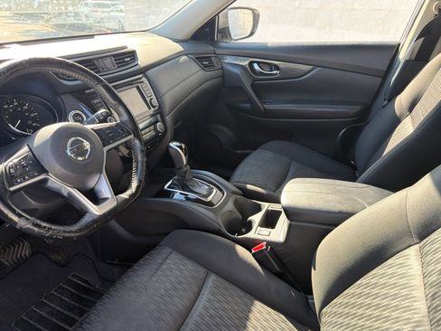 Used 2020 Nissan Rogue SV FWD image 2