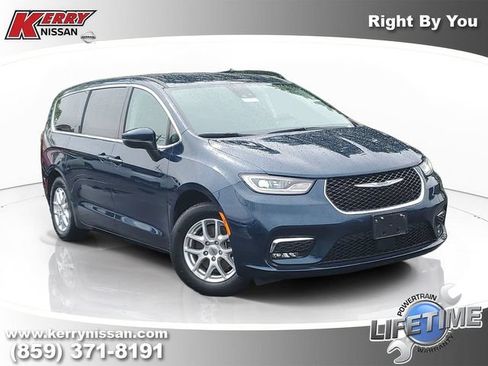Used 2023 Chrysler Pacifica Touring-L FWD image 1
