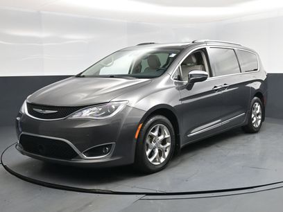Used 2017 Chrysler Pacifica Limited w/ Advanced Safetytec Group