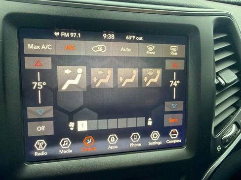 Used 2019 Jeep Cherokee Trailhawk AWD/4WD image 14