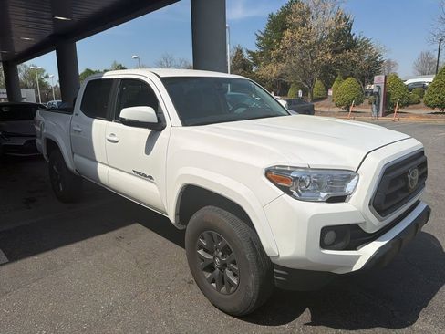 Used 2023 Toyota Tacoma SR5 w/ Technology Package image 9