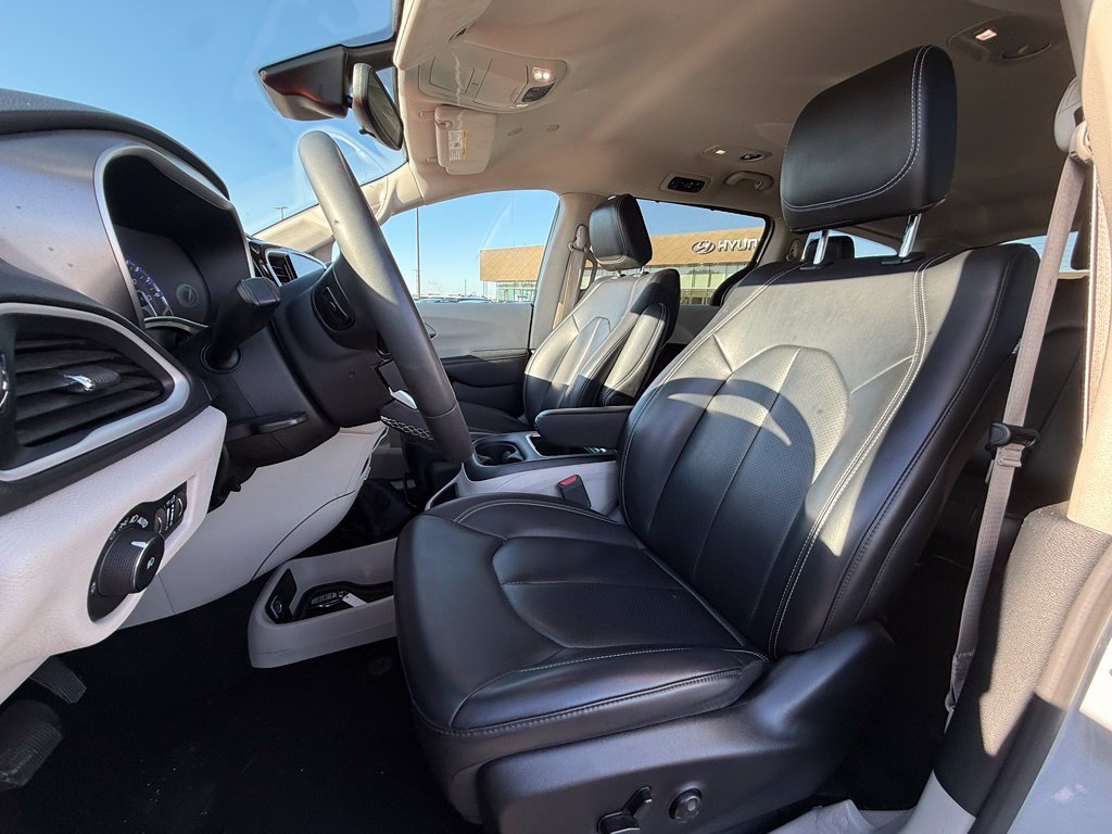 Used 2023 Chrysler Pacifica Touring-L FWD image 22