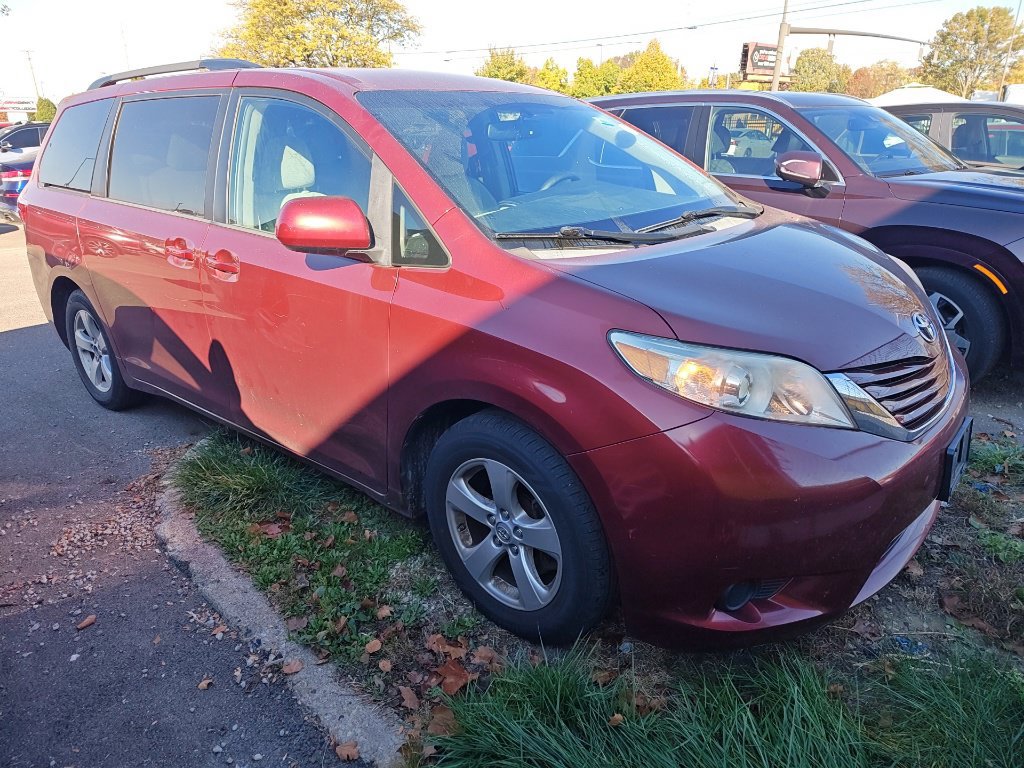 Used 2015 Toyota Sienna LE FWD image 2