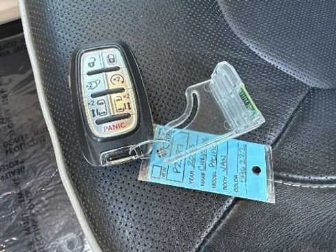 Used 2023 Chrysler Pacifica Limited FWD image 29